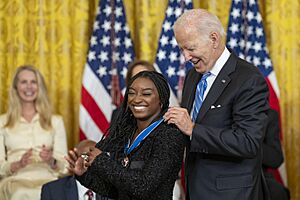 Archivo:Joe Biden presents the Medal of Freedom to Simon Biles