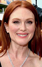 Archivo:Julianne Moore Cannes 2018 (tweaked)