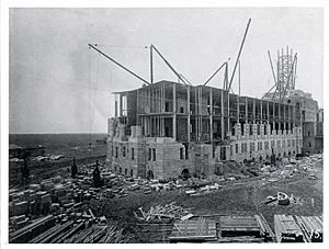 Archivo:Legislative Building under construction