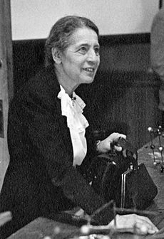 Archivo:Lise Meitner (1878-1968), lecturing at Catholic University, Washington, D.C., 1946
