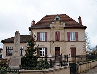 Mairie et monument aux morts de Saint-Germain-sur-Renon.jpg