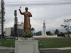 Archivo:Monumento Divino Salvador del Mundo y Monseñor Romero