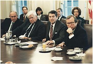 Archivo:Photograph of President Reagan meeting with Congress on the invasion of Grenada in the cabinet room - NARA - 198539
