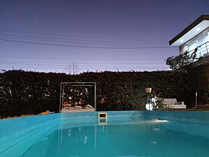 Archivo:Piscina de natación en el invierno patagónico