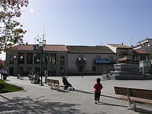 Archivo:Plaza1 Robledo de Chavela Madrid
