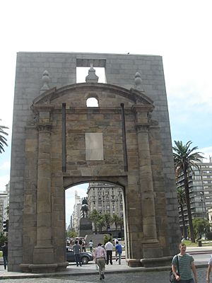 Archivo:Plaza Independencia desde la Ciudadela
