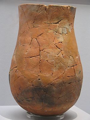 Archivo:Pottery from the Korean Neolithic at the National Museum of Korea