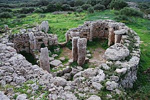 Archivo:Santuari al poblat talaiòtic de So Na Caçana (Menorca)