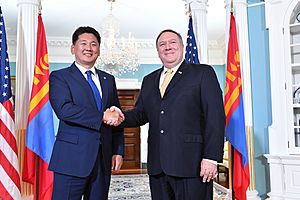 Archivo:Secretary Pompeo meets with Mongolian Prime Minister Khurelsukh Ukhnaa (29867980627)