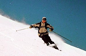 Archivo:Skier-carving-a-turn