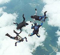 Archivo:Skydiving 4 way