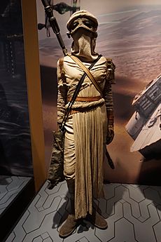 Archivo:Star Wars and the Power of Costume July 2018 27 (Rey's costume from Episode VII)