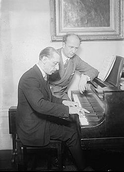 Archivo:Stravinsky and Fulwaagder at piano