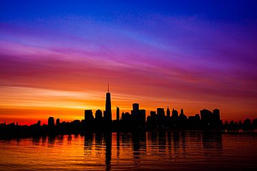 Archivo:Sunrise at One World Trade Center from Liberty State Park, Lower Manhattan, New York City, U.S.A