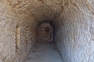 Archivo:Túnel de entrada al baptisterio