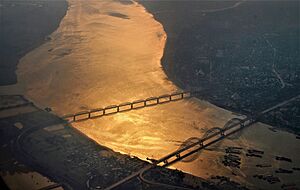 Archivo:Two Bridges across on Ayeyarwaddy River