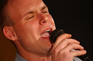 Un cantante que realiza una audición en vivo frente a los jueces en la televisión para la serie de telerrealidad American Idol de Fox .