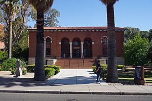 Archivo:University of Arizona May 2019 02 (Arizona State Museum South)