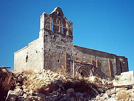La iglesia de la Asunción, en ruinas; uno de los escasos restos que quedan del antiguo pueblo.