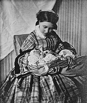 Archivo:Victoria with baby Wilhelm 1859