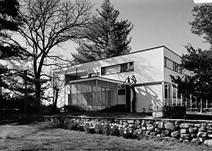 Archivo:Walter Gropius photo Gropius house Lincoln MA