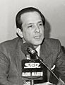 (Fernando Ledesma) Eduardo Sotillos ofrece la rueda de prensa posterior al Consejo de Ministros junto al ministro de Justicia. Pool Moncloa. 2 de febrero de 1983 (cropped)