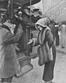 1912-03-11, La Ilustración Artística, Escena callejera parisiense, Sabattier (cropped)
