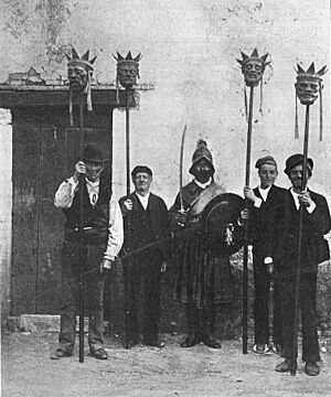 Archivo:1915-03-08, La Ilustración Artística, Rincones de España, Jaca, sus joyas y costumbres, p. 186 (cropped) Hombres que sostienen largos palos con sendas cabezas que representan los jaiques moros muertos en la citada batalla