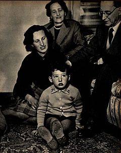Archivo:1951 Alcide De Gasperi and his family