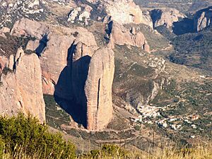 Archivo:2005.09.17 mallos de Riglos