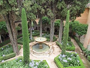 Archivo:2016-07-19 Central fountain in the Patio de Linaraja (2)