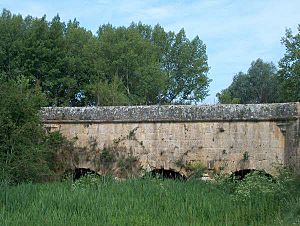 Archivo:Acueducto sobre el río Vallarna, entre Cabañas y esclusa nº 15