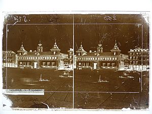 Archivo:Antigua Casa consistorial de Valladolid, negativo de J. Laurent hacia el año 1865, IPCE, España, Spain