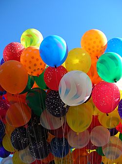 Archivo:Balloons in the sky