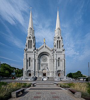Archivo:Basilique Sainte-Anne-de-Beaupré 5