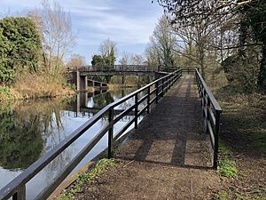 Archivo:Bridge on the Avon and Kennet Canal
