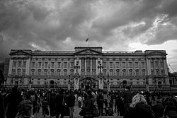 Archivo:Buckingham Palace flags at half-mast 9 April 2021