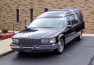 Archivo:Cadillac Fleetwood hearse 1990s