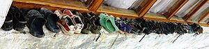 Archivo:Children's shoes at school in Ladakh