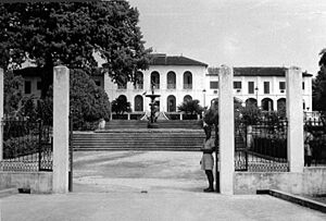 Archivo:Conakry - französischer Gouverneurspalast - 1956