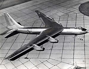 Archivo:Convair YB-60 side top view (SN 49-2676) 061102-F-1234P-002