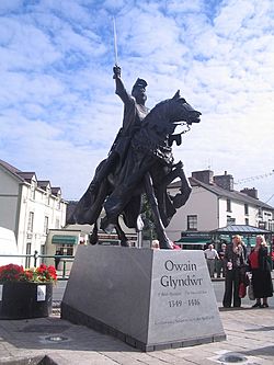 Archivo:Corwen's new statue of Owain Glyndwr - geograph.org.uk - 628404