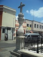 Archivo:Cruz del Atrio de la Catedral de San Idelfonso, Mérida, Yucatán (01)