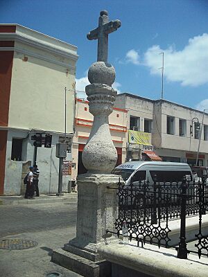 Archivo:Cruz del Atrio de la Catedral de San Idelfonso, Mérida, Yucatán (01)