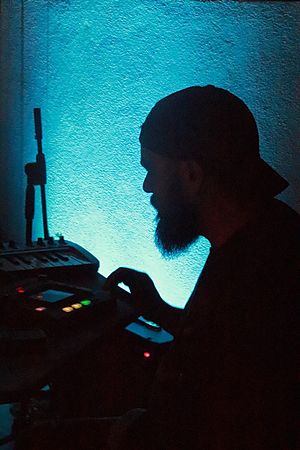 Archivo:DJ tocando un keypad, fotografía tomada por gustavoarroyofotos