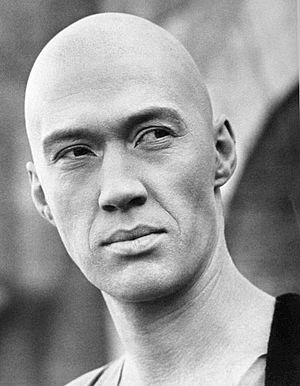 Archivo:David Carradine as Caine from Kung Fu - c. 1972–1975