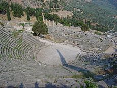 Archivo:Delphi amphitheater from above dsc06297