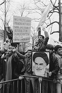 Archivo:Demonstranten met spandoeken en foto van ayatollah Khomeiny, Bestanddeelnr 934-4149