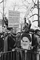 Demonstranten met spandoeken en foto van ayatollah Khomeiny, Bestanddeelnr 934-4149
