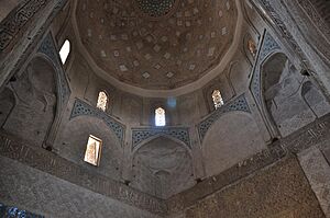 Archivo:Dome interior of Jameh Mosque in Varamin
